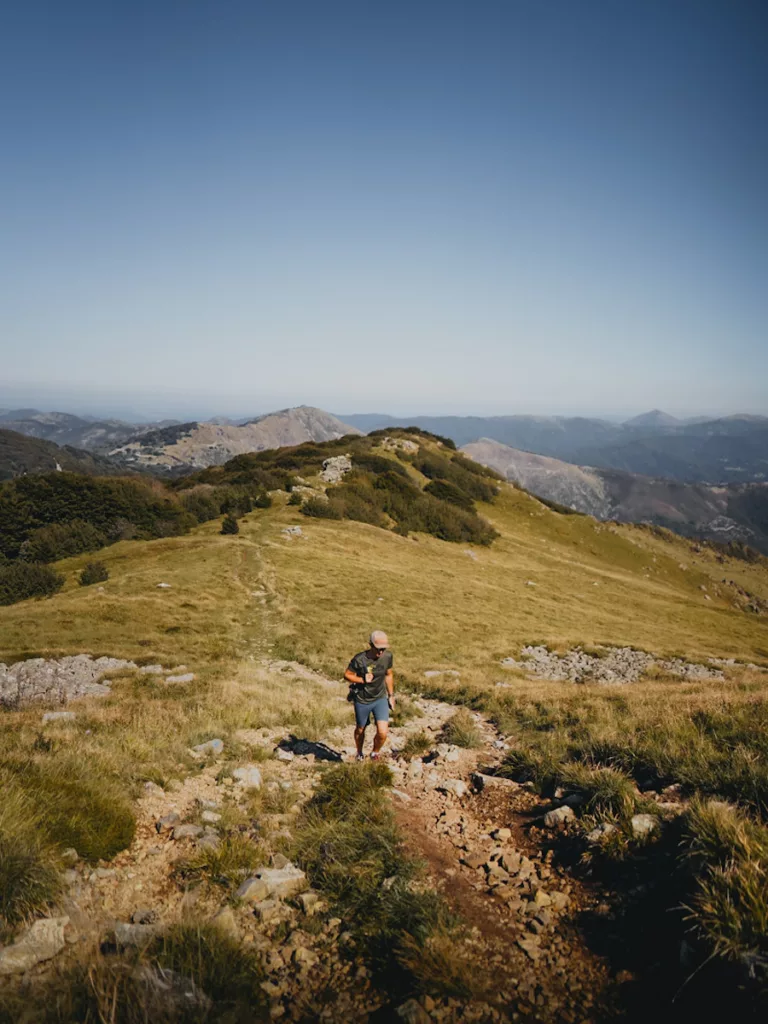 Randonneur sur les crêtes du Monte Reixa en Italie en Ligurie proche de Gênes et Savone.