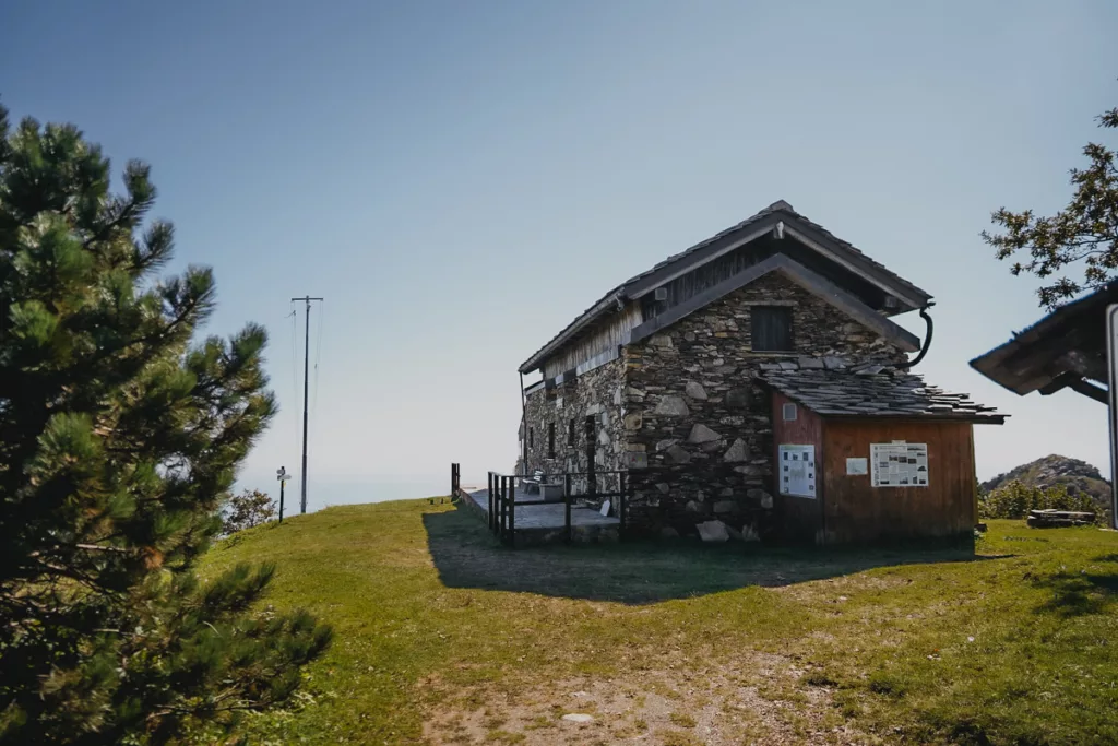 Refugio Argentea proche du Monte Reixa dans le parc naturel régional de Beigua en Ligurie, Italie.