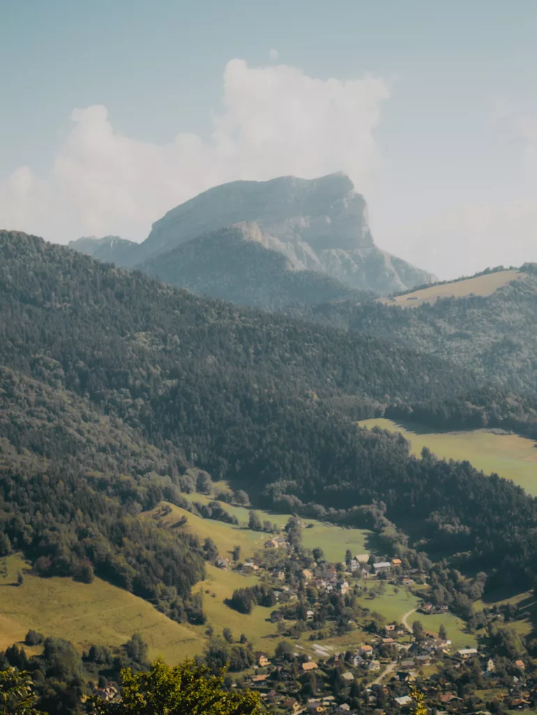 Magnifique sommet de la Dent de Crolles observé depuis la randonnée de l'écoutoux.