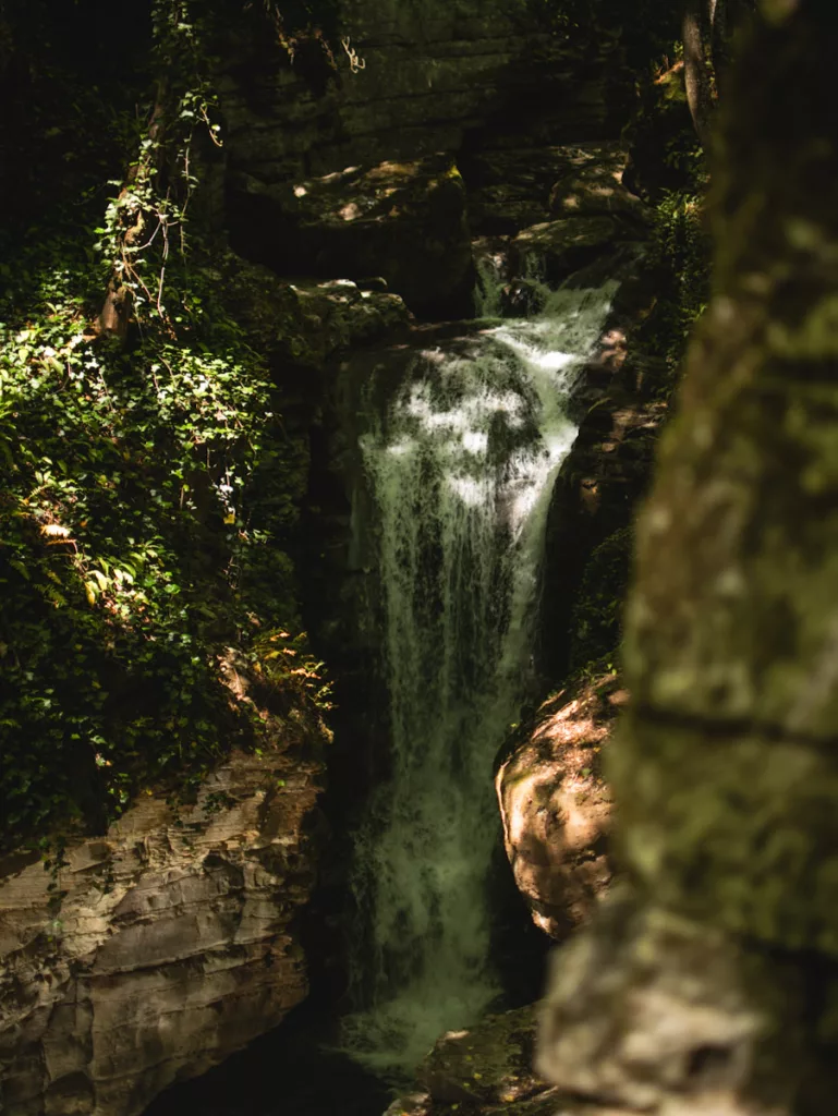 Jolie cascade sur le furon, rivière passant proche de Sassenage pour notre randonnée à proximité de la ville de Grenoble accessible en transport en commun