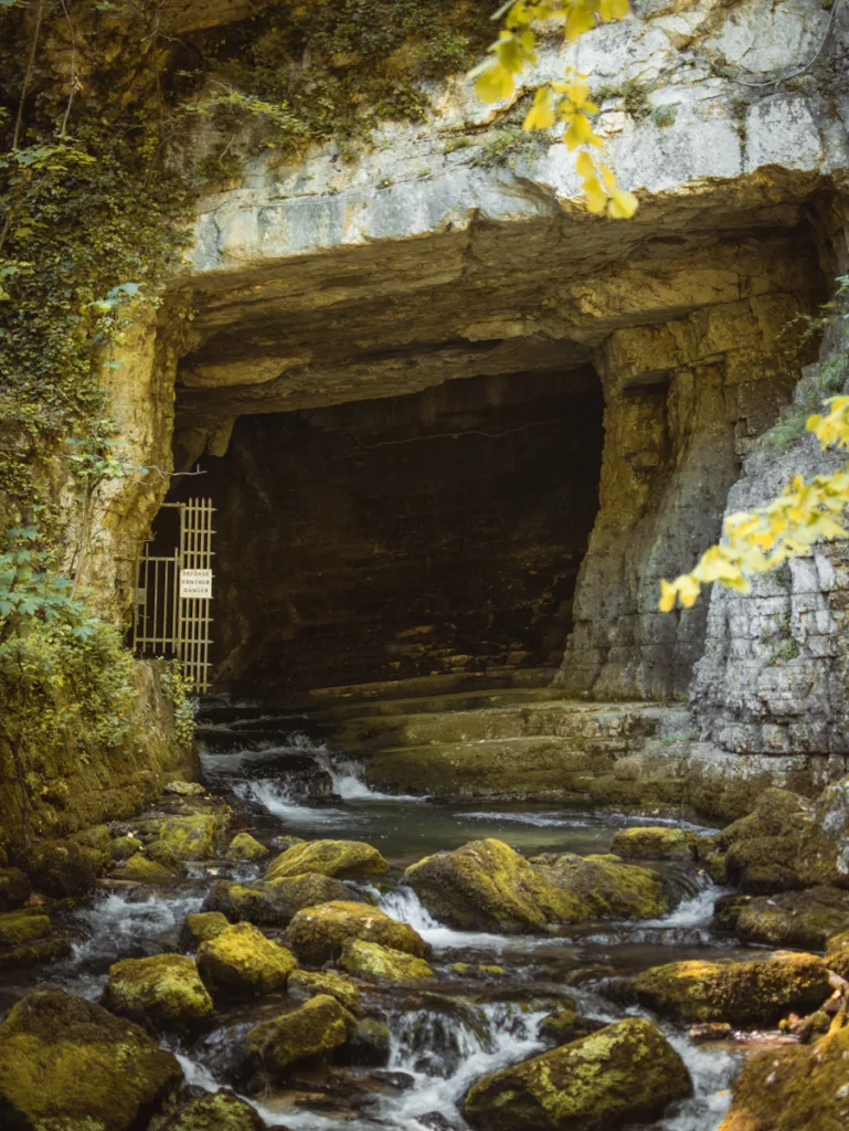 La grotte de sassenage, visitable, lors de notre randonnée accessible en transport en commun proche de Grenoble