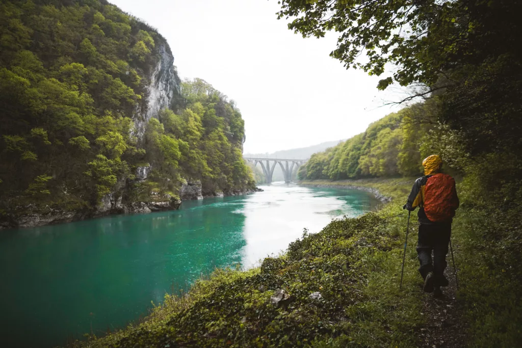 Randonnée au bord du Rhône proche de Fort l'écluse dans l'Ain