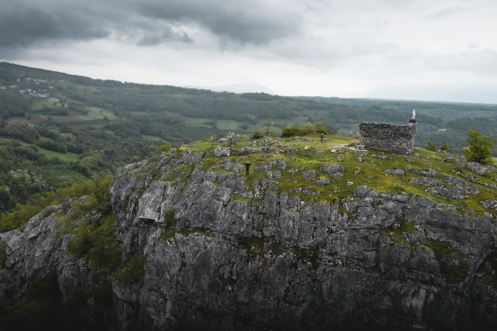 berges du Rhône et la vierge de léaz