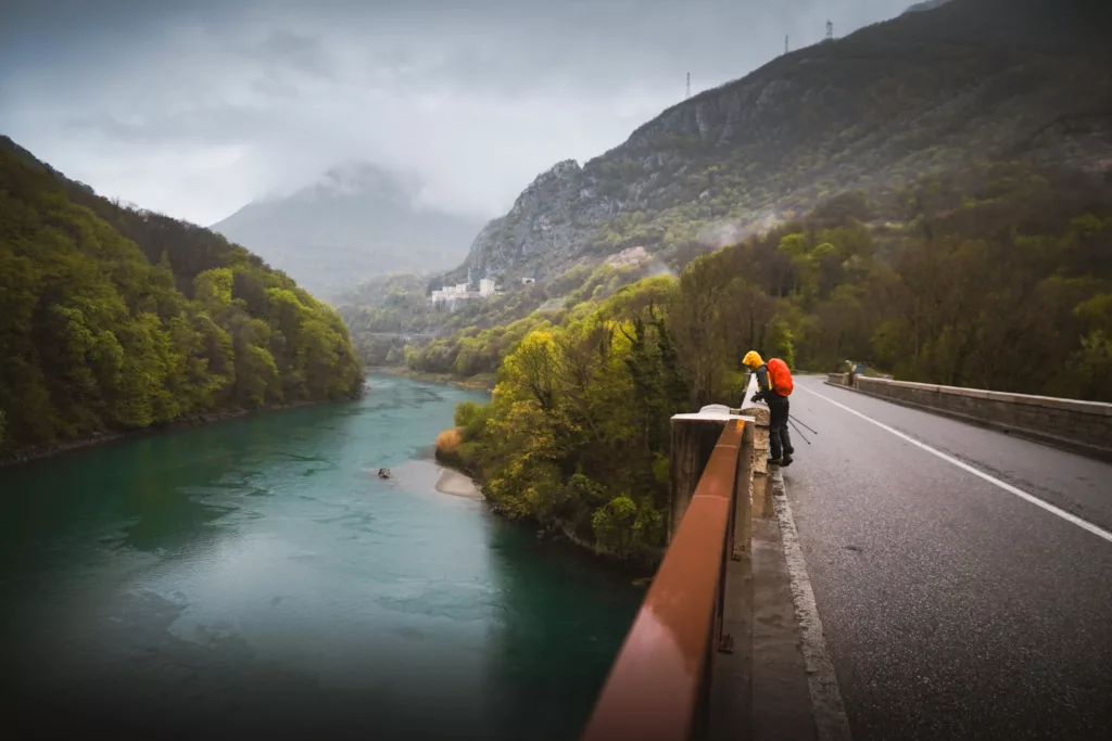berges du Rhône, la randonnée évolue a coté de ce fleuve qui est très raffraichissant.