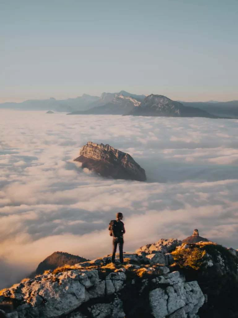 Randonnée au Charmant som, vue depuis la Pinéa sur la mer de nuages au dessus de Grenoble avec Marvin au premier plan