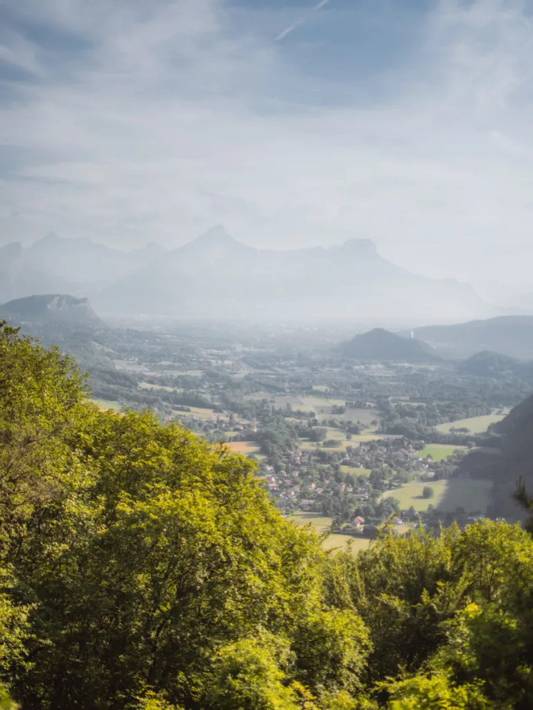 Vallée et massifs environnants observés lors de la randonnée autour du Pieu à Saint-Paul-de-Varces proche de grenoble