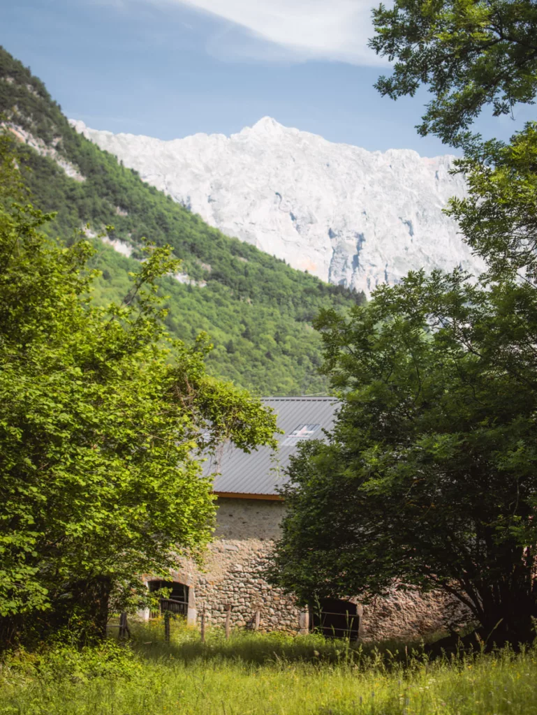 Ferme de l’Échaillon vue pendant la randonnée autour du Pieu à Saint-Paul-de-Varces proche de grenoble