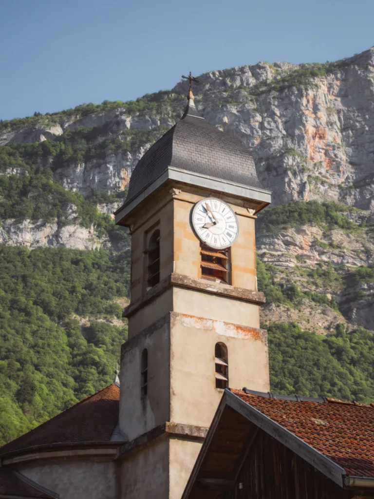 "Saint‑Paul-de-Varces, étape de notre randonnée autour du Pieu, le clochet de l’église se détache proche de Grenoble."