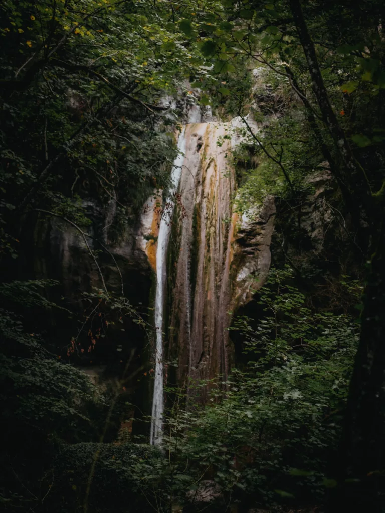 Randonnée vers la cascade du Val d’Allières après un passage par la tourbière du Peuil. Une sortie au-dessus de Grenoble, accessible en transport en commun.