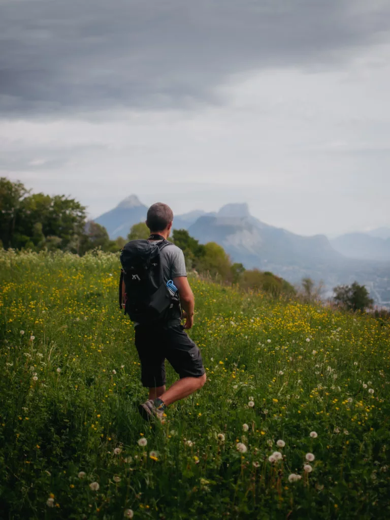 Dans les champs face à la Chartreuse, en route pour une randonnée vers la tourbière du Peuil. Tout ça depuis Grenoble en transport en commun.
