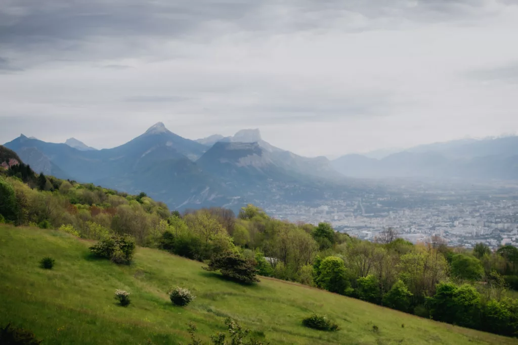 Vue sur Grenoble et la Chartreuse depuis la randonnée de la tourbière du Peuil. Accès facile en transport en commun.