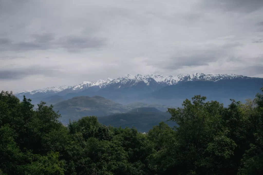 Belledonne enneigé au loin pendant la randonnée de la tourbière du Peuil. À deux pas de Grenoble et accessible en transport en commun.