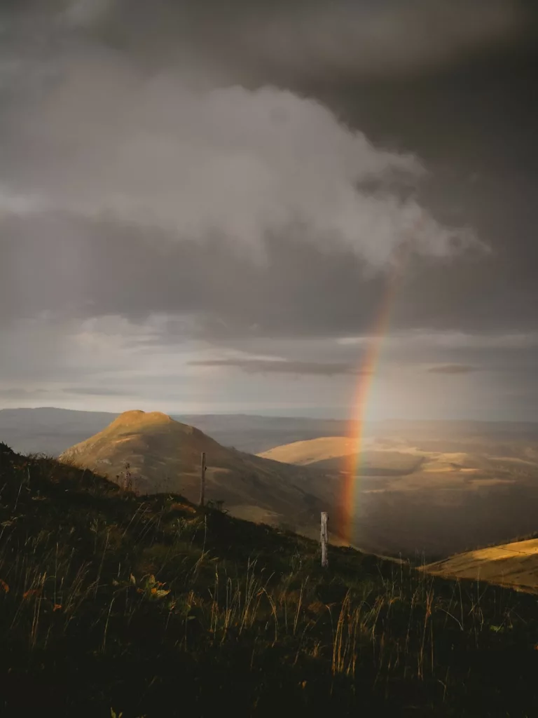 Trek dans le cantal, l'alternance de la météo offrent des couleurs remarquables, arc-en-ciel sur les monts du Cantal.