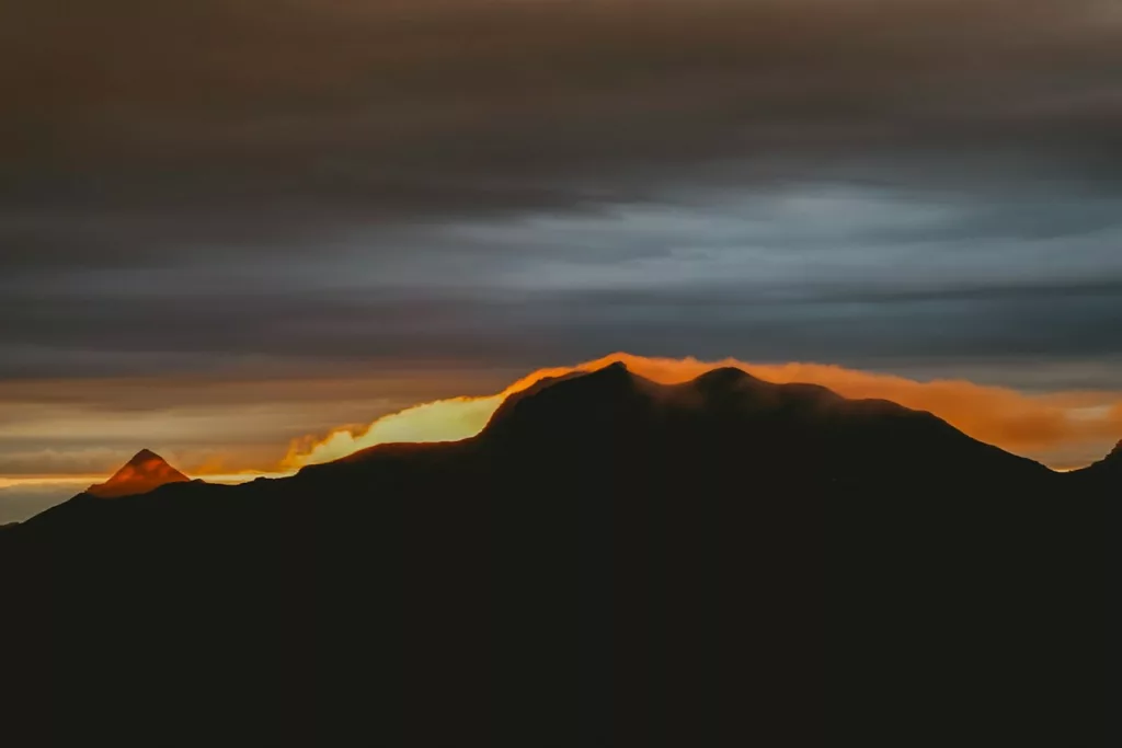 Trek dans le cantal, skyline nocturne. Ciel doré sur les Mots du Cantal proche du Puy Mary.