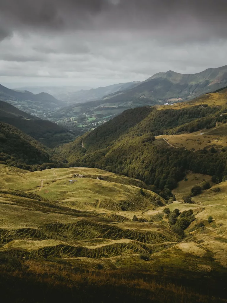 Trek dans le cantal, magnifiques vallées verdoyantes dans le massif du Cantal au niveau du col de Rombière et Puy Bataillous, col de Cabre.