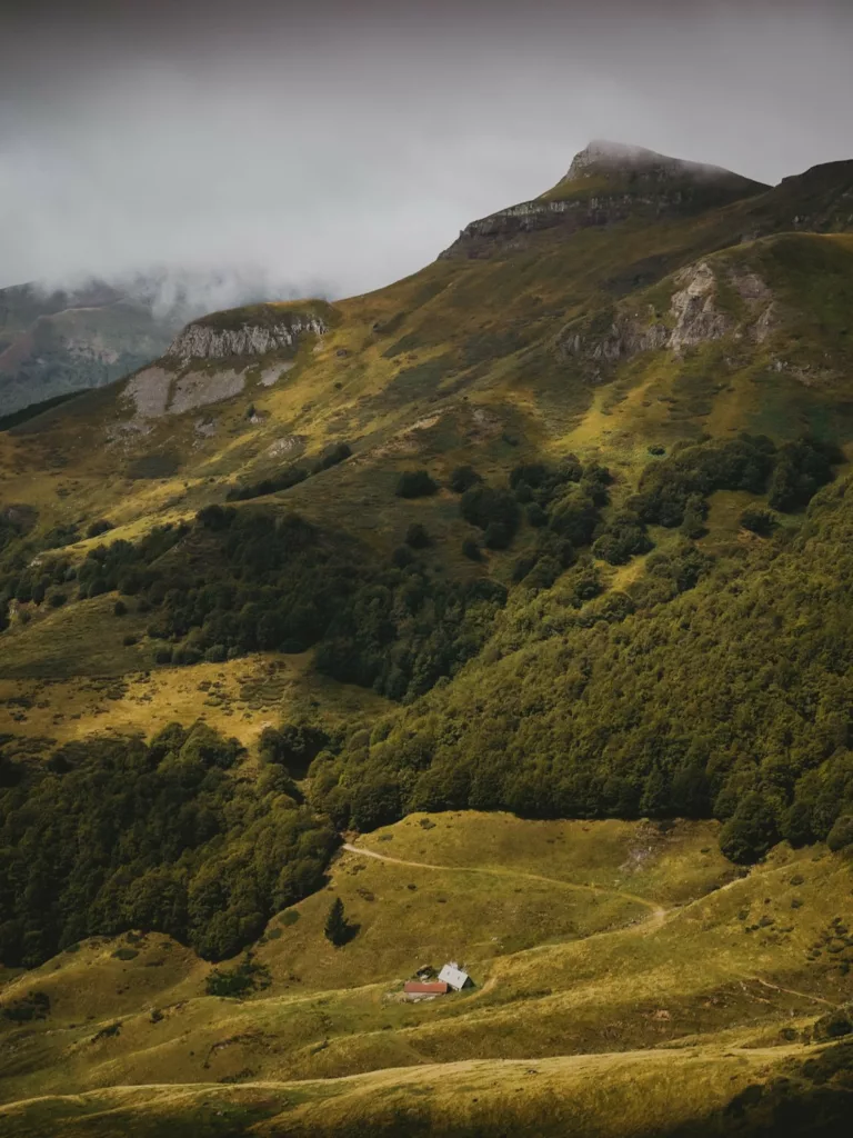 Trek dans le cantal, on descend de la crête.