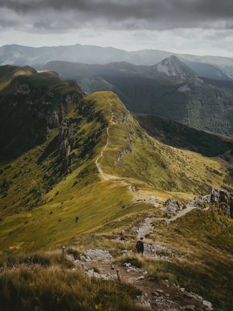 Trek dans le cantal, le sentier suit les lignes de crêtes des anciens volcans.