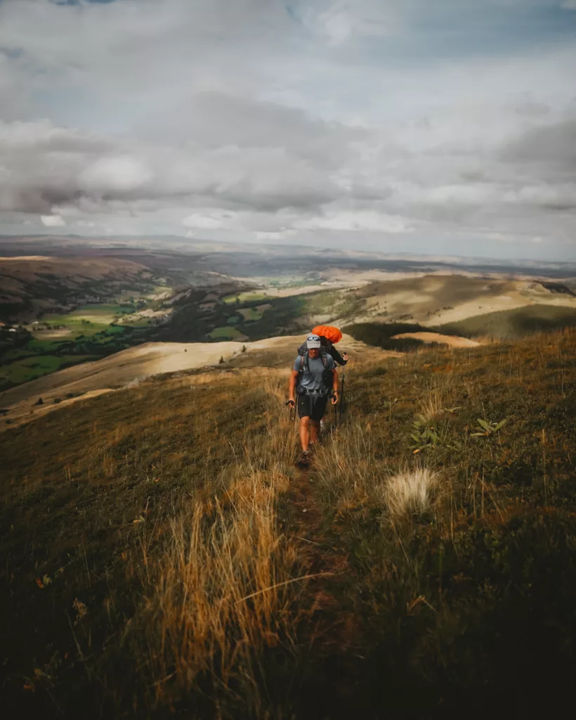 Trek dans le cantal, des randonneurs marchent sur des sentiers au cœur du massif du Cantal dans le massif central.