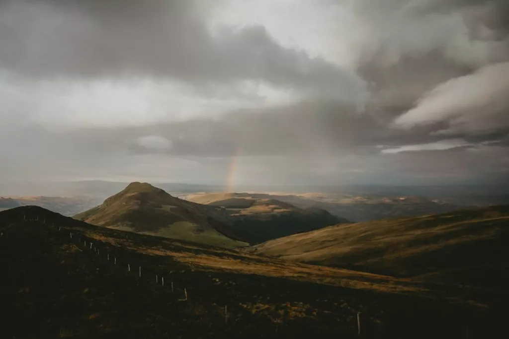 Trek dans le cantal, coucher de soleil sous l'orage à proximité du Puy de Seycheuse et du Rocher du Bec de l'Aigle, GR400.