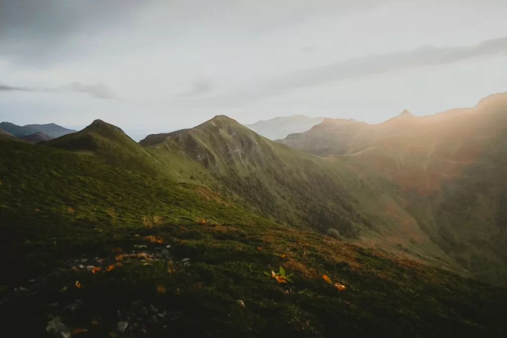 Trek dans le cantal, l’enchaînement de Puy et de crêtes à perte de vue...