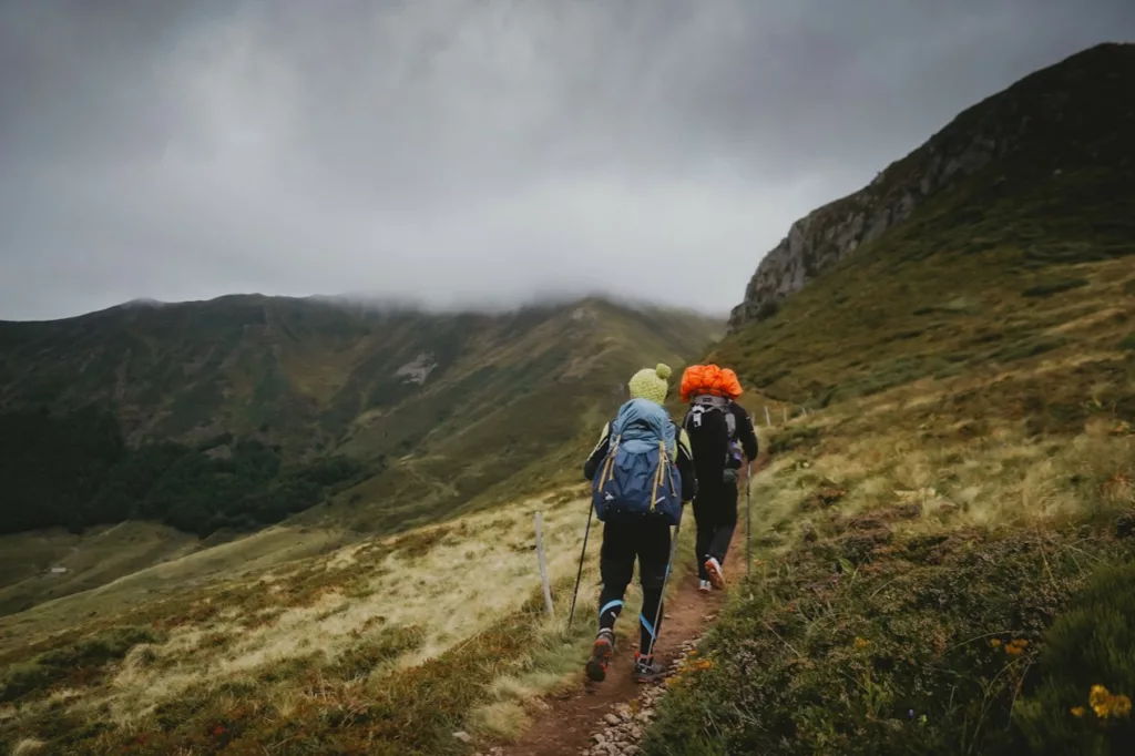Trek dans le cantal, beaucoup de brume au Plomb du Cantal. Marcheurs dans le Cantal sur le GR400.
