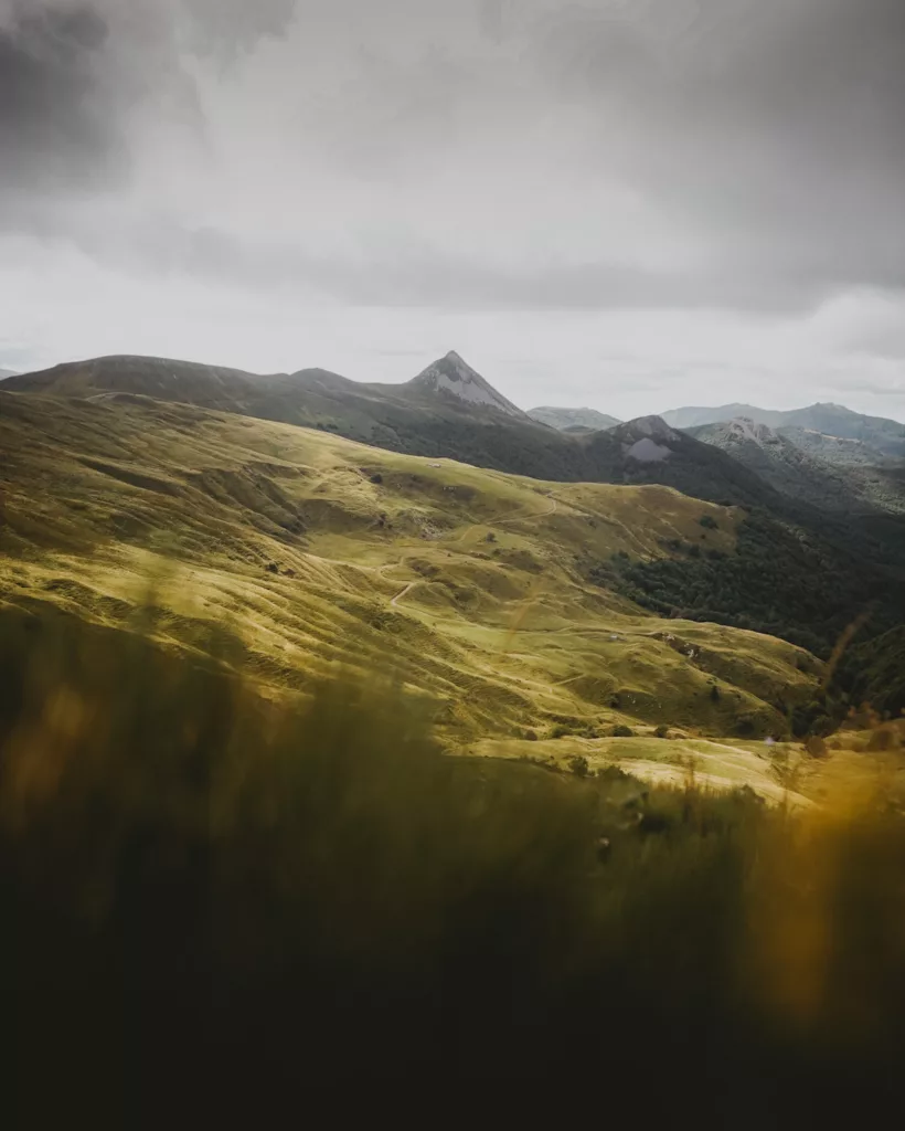 Trek dans le cantal, le paysage se dévoie parmi les puy. Puy Griou et alpage doré du Cantal.