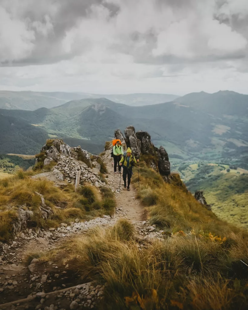 Trek dans le cantal, de nombreuses crêtes. Randonneurs lors d'un trek dans le Cantal sur les cêtes à proximité du Puy Mary (Monts du Cantal).