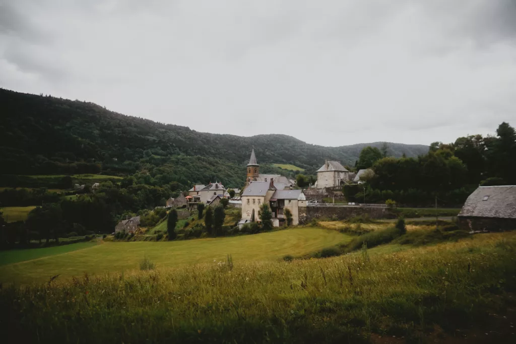 Trek dans le cantal, joli village typique le Falgoux sur le GR400 dans le massif central.