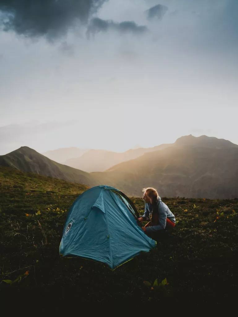 Bivouac dans le cantal lors d'un trek sur les volcans d'Auvergne au coucher du soleil.