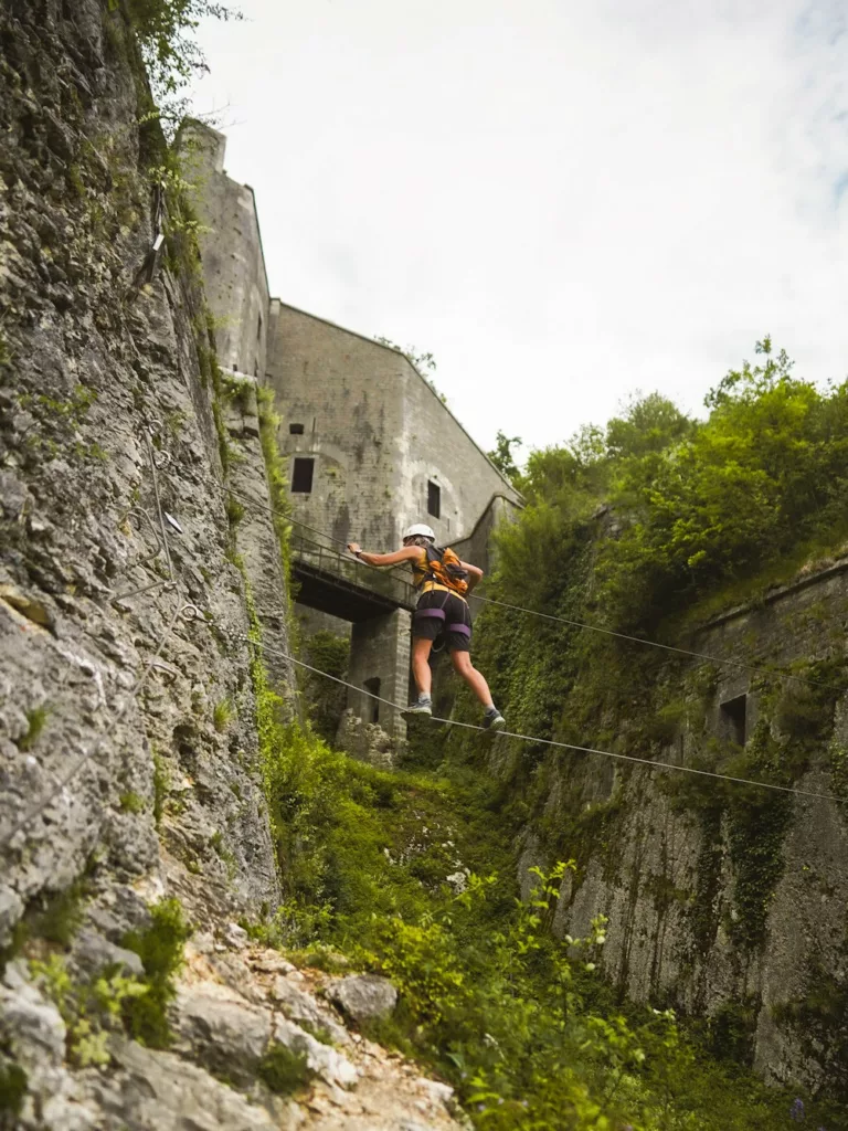 Via ferrata de fort l'écluse, le pont de singe.