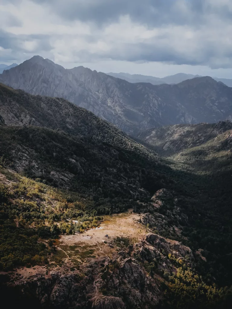 Vue sur l'emplacement du refuge d'Ortu di u Piobbu qui a brulé. Vue en drone.