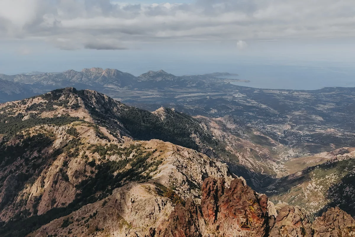 Vue sur les montagnes et la baie de Calvi en Corse , vue depuis le ciel (drone) sur le GR20 au niveau du refuge d'Ortu di u Piobbu.