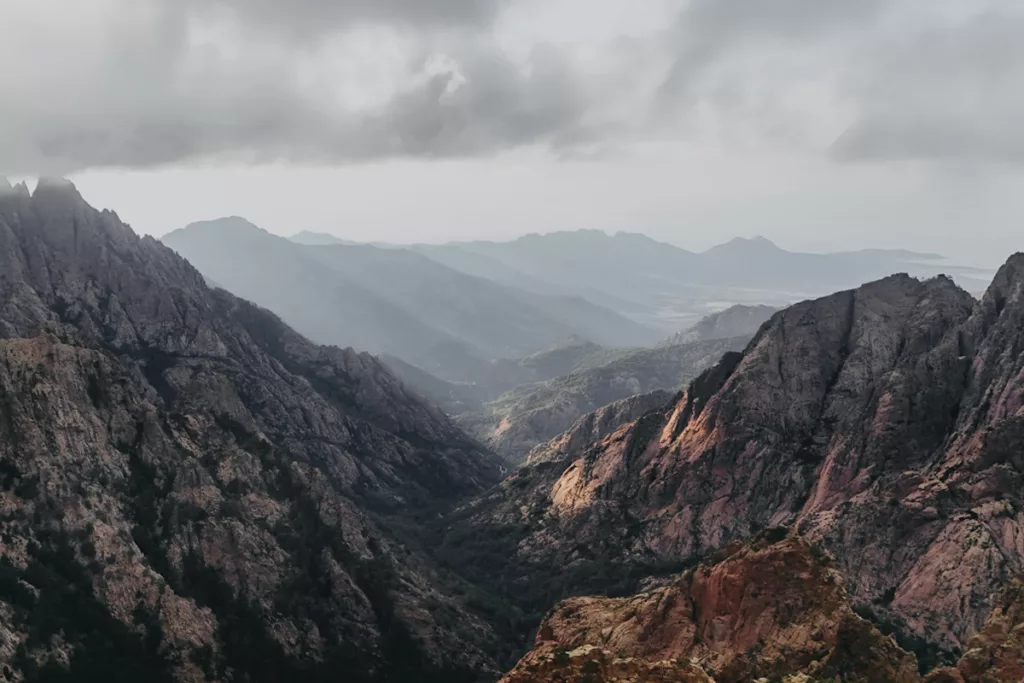 Vue sur les montagnes au dessus du refuge de Carozzu sur le GR20, vue en drone.