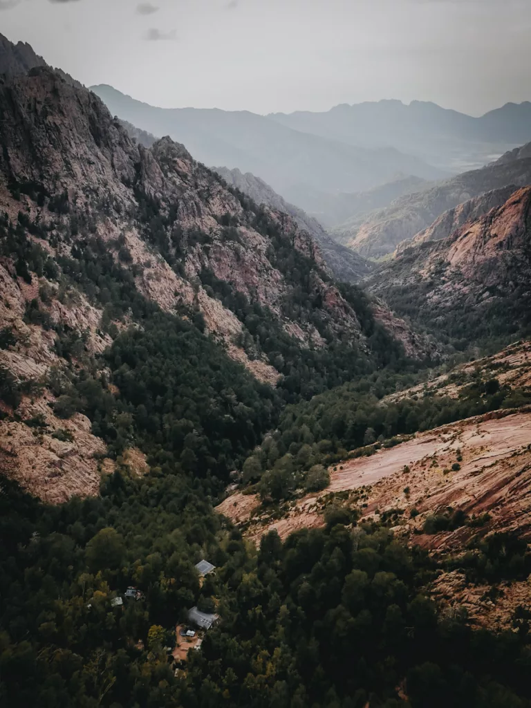 Vue en drone sur le refuge de Carozzu et les montagnes corses.