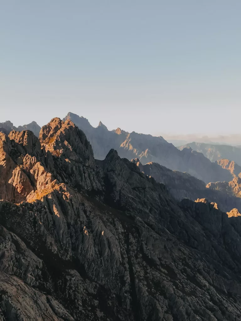 Montagnes au lever du soleil sur le GR20 en Corse.