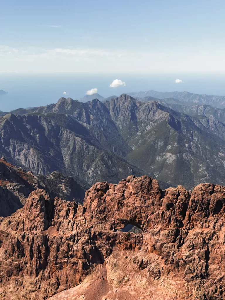 Vue en drone sur le Capu Tafunatu, rocher percé à Ciotullu di i Mori.