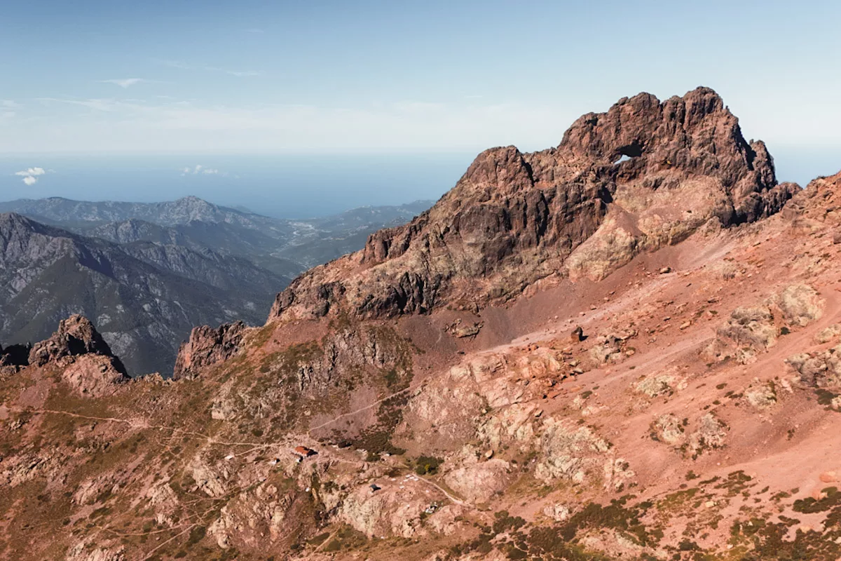 Vue en drone du refuge de Ciottolu di i Mori et le Capu Tafunatu sur le GR20 partie nord en Corse.