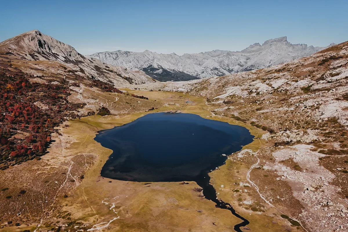 Lac de Nino et pozzines vue du ciel, prise de vue en drone sur le GR20 en Corse.