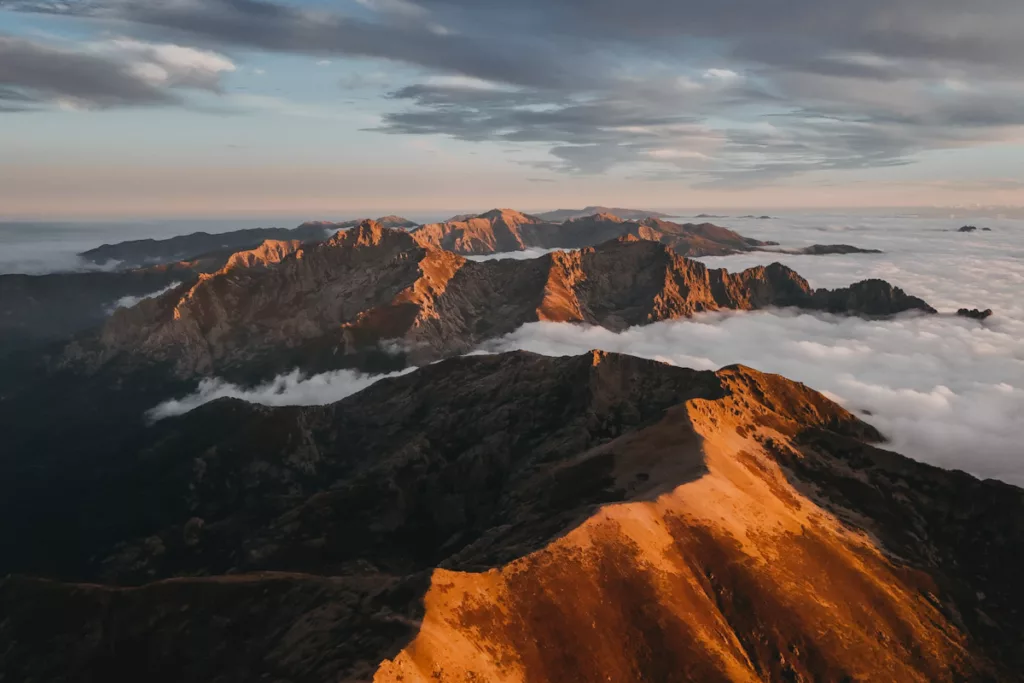 Les montagnes corse dans le GR20 vues du ciel en drone au coucher du soleil en automne.
