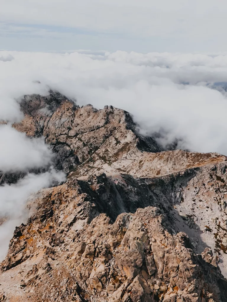 Monte d'Oro, ascension possible du sommet depuis le GR20. Photographie aérienne (drone) du Monte d'Oro en automne.