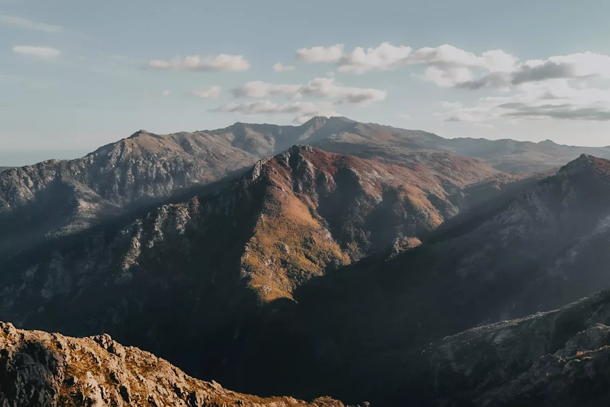 Montagnes de Corse vues du ciel en drone au niveau du refuge d'Usciolu sur la partie sud du GR20.