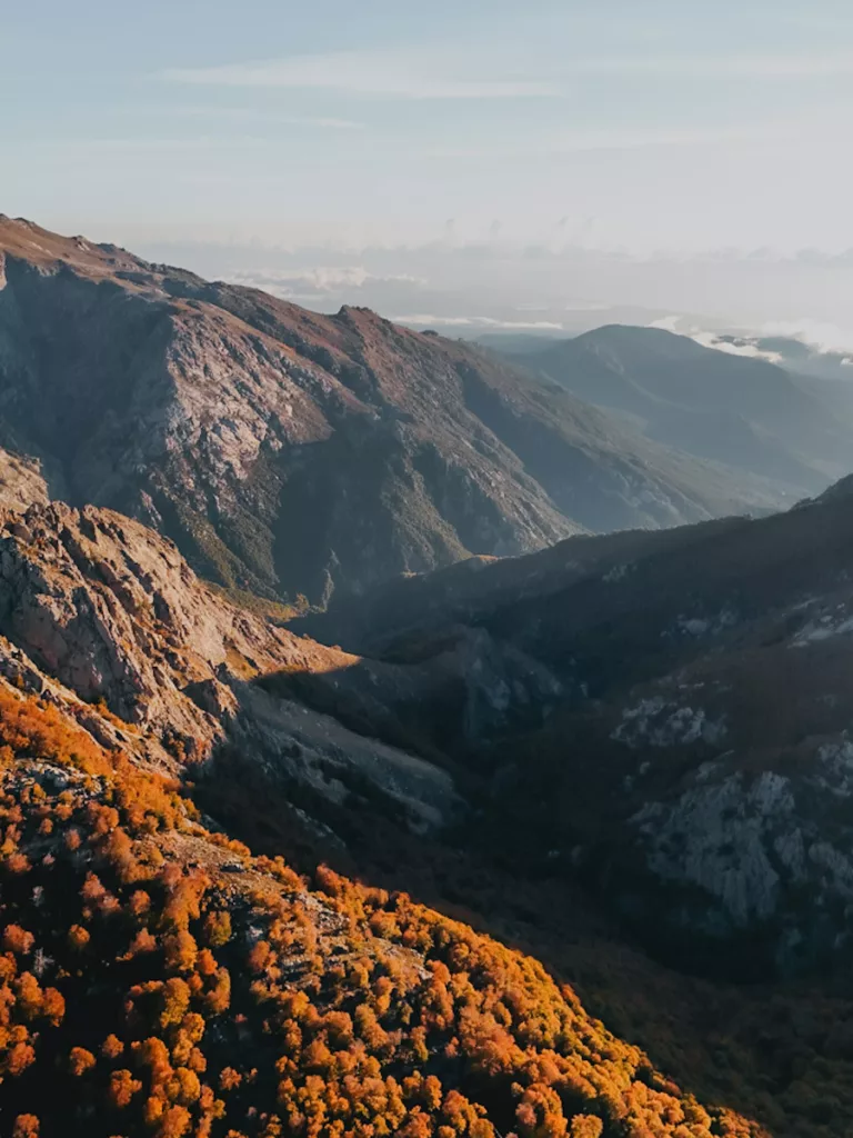 Montagne de corse vue du ciel en automne.