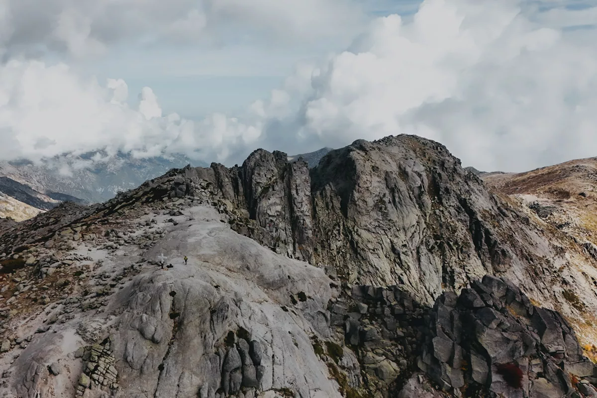 Monte Incudine vu du ciel, montagne rocheuse et minéral dans le sud de la Corse, GR20 partie sud.
