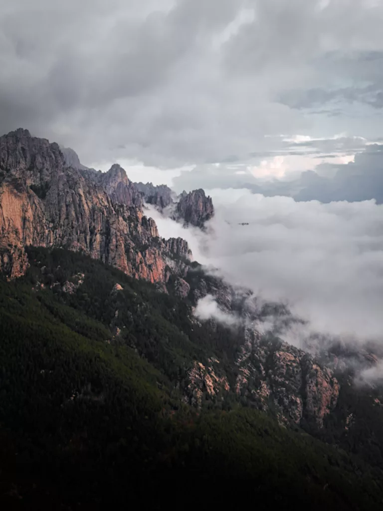 Col de Bavella et Aiguilles de Bavella vues en drone depuis le GR20 partie sud en Corse.