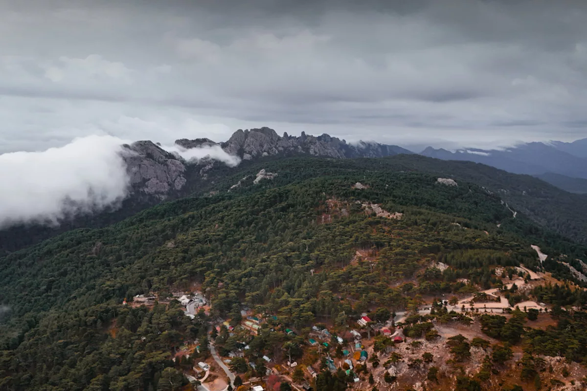 Col de Bavella et Aiguilles de Bavella vues en drone depuis le GR20 partie sud en Corse.