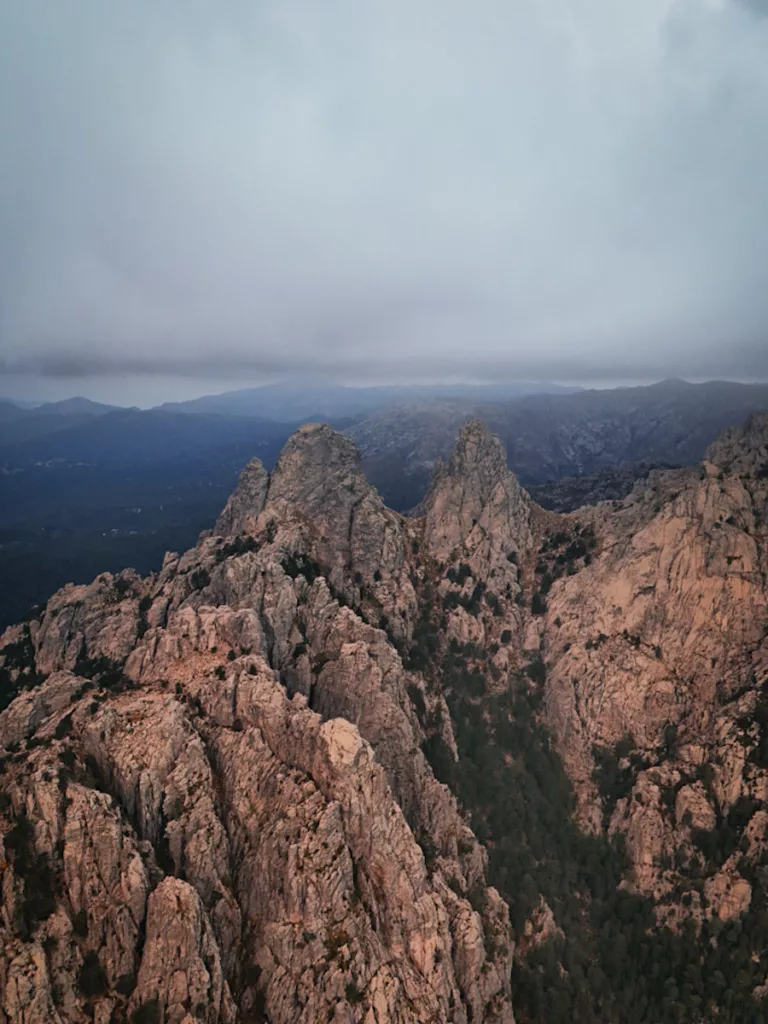 Col de Bavella et Aiguilles de Bavella vues en drone depuis le GR20 partie sud en Corse.