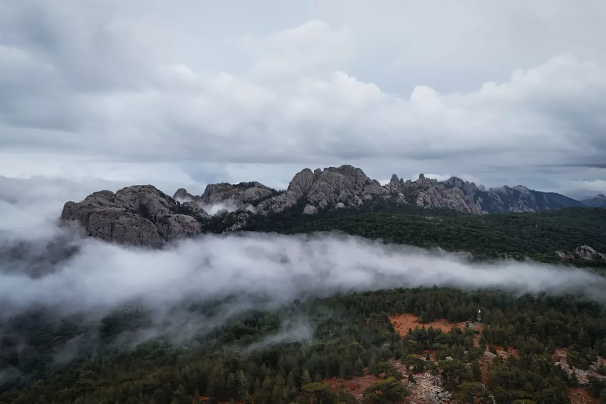 Col de Bavella et Aiguilles de Bavella vues en drone depuis le GR20 partie sud en Corse.