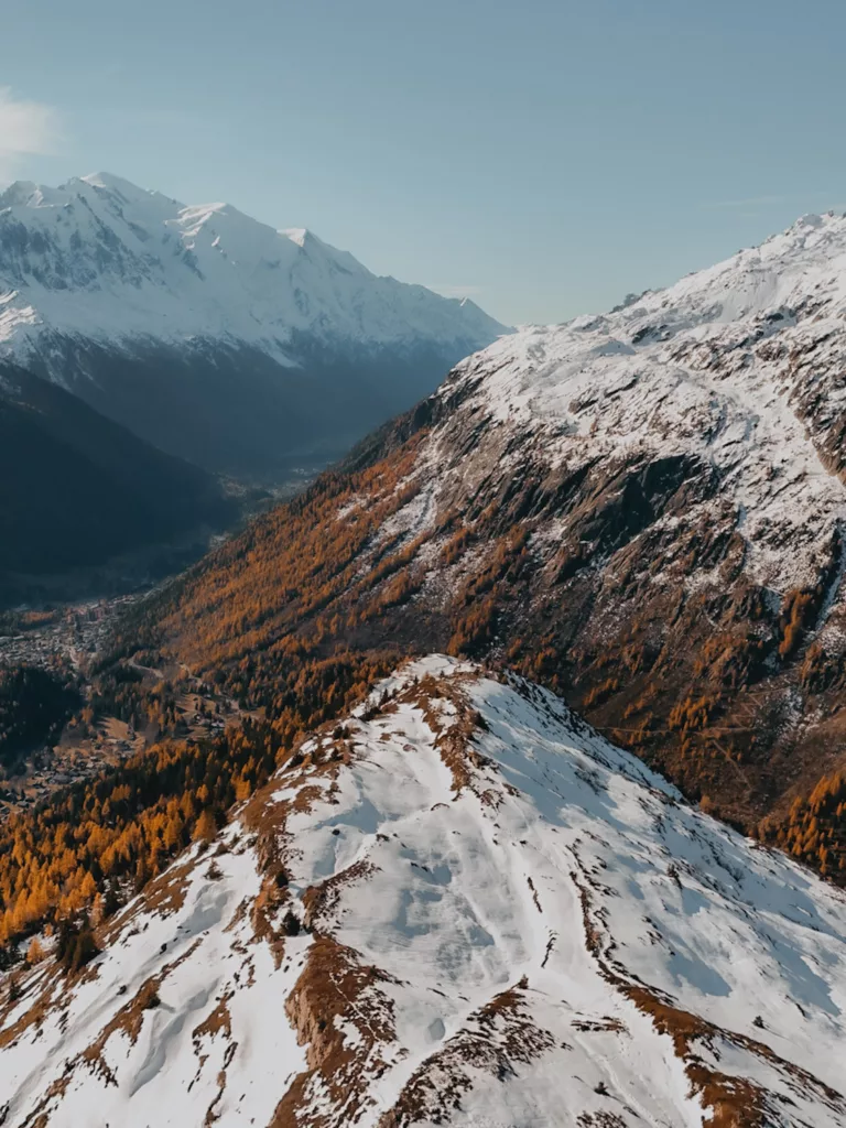 Photo en drone de la crête des Frettes sous l'Aiguillette des Posettes en automne avec de la neige.