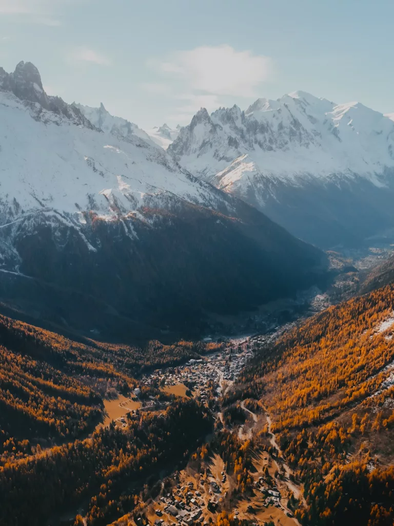 Vallée de Chamonix et l'Argentière en automne avec les mélèzes.