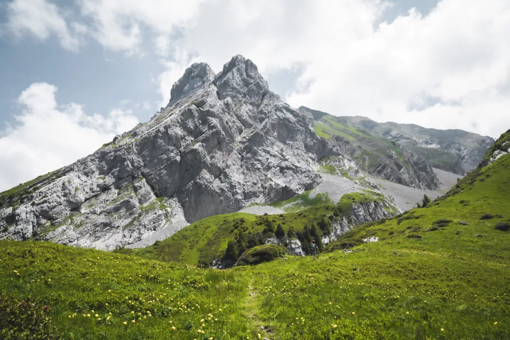 La Mamule, grandes voies escalade en Haute-Savoie dans le massif des Aravis, paysage bucolique en montagne.